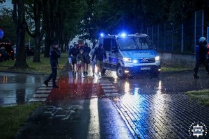 Policjanci zabezpieczają mecz piłkarski.