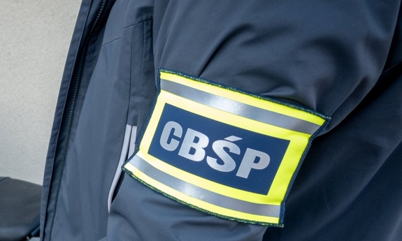 Opaska z napisem CBŚP na ranieniu kurtki funkcjonariusza.