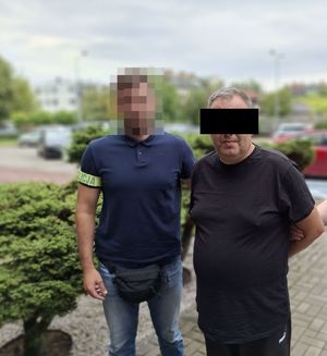 Policjant z zatrzymanym - widok z przodu.