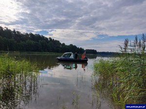 Jezioro - miejsce działania służb.