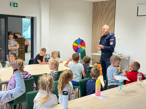 Policjant podczas spotkania profilaktycznego z dziećmi.