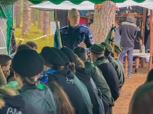 Policjant podczas spotkania profilaktycznego z harcerzami.
