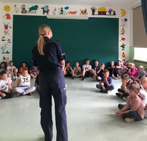 Policjantka podczas spotkania profilaktycznego z uczestnikami letniego wypoczynku.