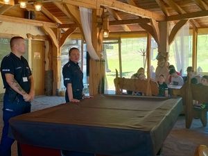 Para policjantów podczas spotkania profilaktycznego z dziećmi.