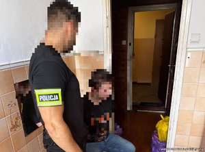 Policjant z zatrzymanym mężczyzną.