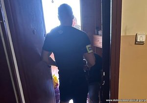 Policjant z zatrzymanym mężczyzną.