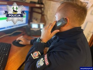 Policjant przy biurku.
