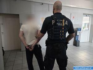 Policjant z zatrzymanym.