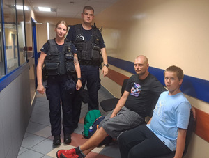 Dwoje policjantów, mężczyzna i chłopiec.