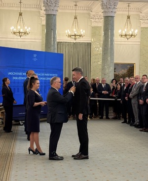 Mężczyzna odznaczany krzyżem oficerskim Orderu Odrodzenia Polski.