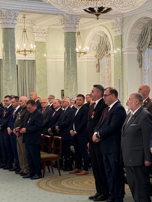 Zebrani goście na uroczystości wręczenia odznaczeń państwowych zasłużonym dla Państwa i społeczeństwa.
