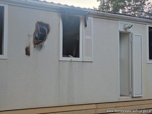 Ściana i okno budynku po pożarze.