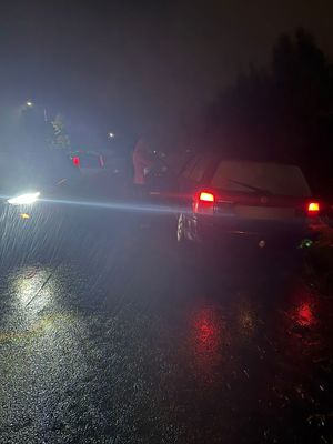 Samochód stojący na poboczu. Pora nocna.