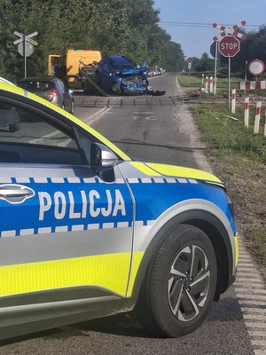 Zniszczony samochód po zderzeniu z pociągiem.
