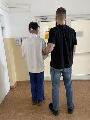 Policjant z zatrzymanym.