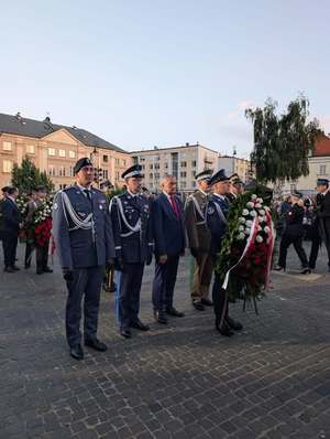 Uroczystości przed Pomnikiem Powstania Warszawskiego na pl. Krasińskich.