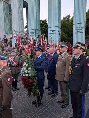Uroczystości przed Pomnikiem Powstania Warszawskiego na pl. Krasińskich.