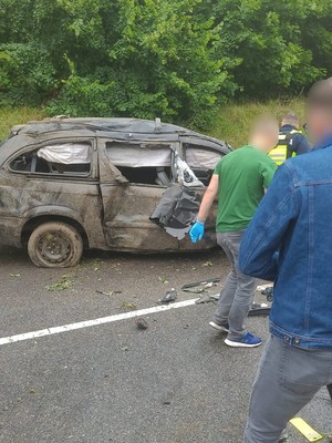 Policjanci pracują na miejscu wypadku.