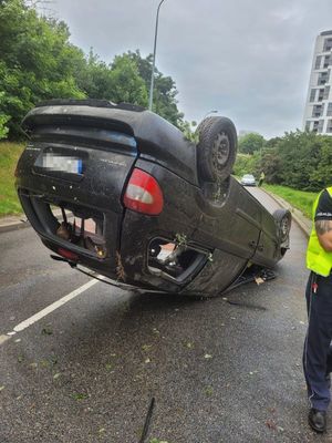 Policjanci pracują na miejscu wypadku.