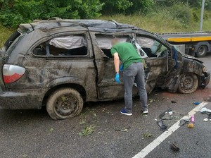 Policjanci pracują na miejscu wypadku.