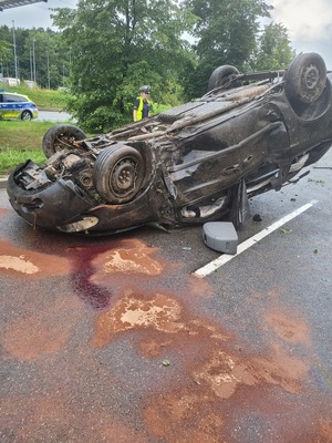 Policjanci pracują na miejscu wypadku.