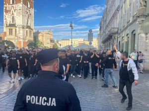 Drużyna Besiktasu w asyście policjantów idzie głównymi ulicami Krakowa.