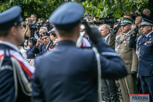 Uroczystości przed pomnikiem Mokotów Walczący w  Parku Dreszera w Warszawie.