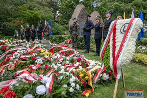 Uroczystości przed pomnikiem Mokotów Walczący w  Parku Dreszera w Warszawie.