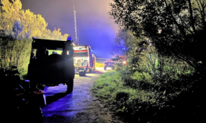 Pora nocna. Pojazdy służb uczestniczące w akcji poszukiwawczej mężczyzny w kryzysie emocjonalnym.