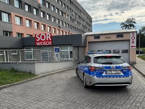 Radiowóz przed szpitalem.