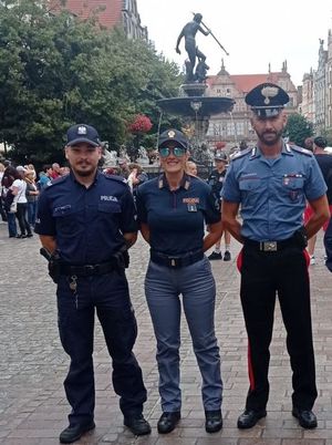 Dwoje włoskich policjantów wraz z polskim policjantem patrolują ulice Gdańska.