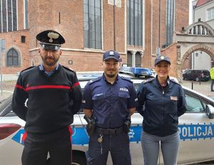 Dwoje włoskich policjantów wraz z polskim policjantem patrolują ulice Gdańska.