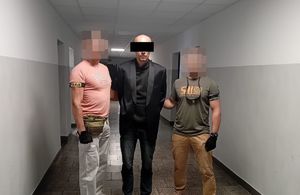 policjanci z zatrzymanym.