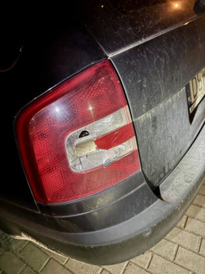 Uszkodzona tylna lampa samochodu.