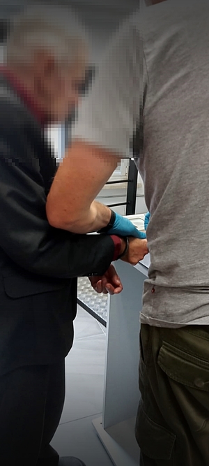 policjant zbiera odciski palców.