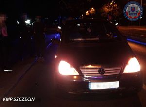Nielegalni migranci przy samochodzie.