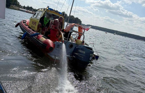 Ratownik WOPR na łodzi.