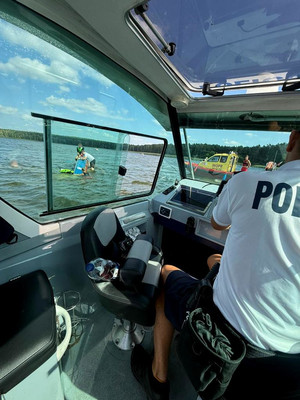 Funkcjonariusz na łodzi.