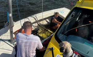 Żaglówka przy łodzi WOPR.