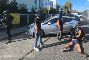 policjanci z zatrzymanym podczas akcji.
