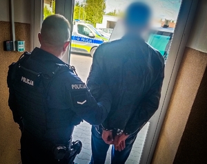 policjant z zatrzymanym.