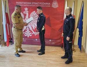 Kłodzki policjant, który podjął ewakuację osób z płonącego lokalu gastronomicznego, Komendant Powiatowy Państwowej Straży Pożarnej w Kłodzku st. bryg. Rafał Chorzewski oraz Komendant Powiatowy Policji w Kłodzku mł. insp. Tomasz Ociepa.