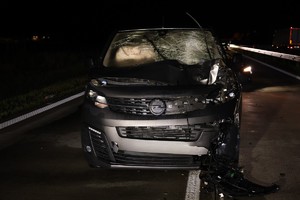 Uszkodzony samochód na autostradzie.