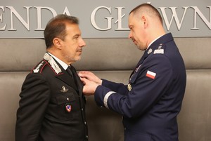 gen. insp. Marek Boroń przypina medal Attaché ds. policyjnych przy Ambasadzie Włoch w Polsce, pułkownikowi Piero Marraffa,