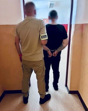 policjant z zatrzymanym.