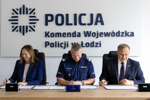 Komendant Wojewódzki Policji w Łodzi, Marszałek i Wicemarszałek Województwa Łódzkiego podpisują umowę.