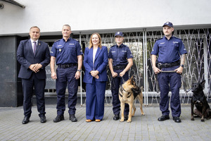 Komendant Wojewódzki Policji w Łodzi, Marszałek i Wicemarszałek Województwa Łódzkiego oraz przewodnicy z psami służbowymi.