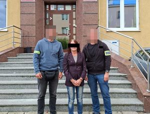 Dwaj policjanci z zatrzymaną kobietą.