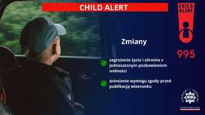 chłopiec w czapce stojący tyłem