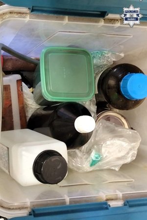 Plastikowe pojemniki.